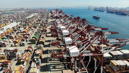 山東青島港:小長假迎來進(jìn)出口裝卸高峰